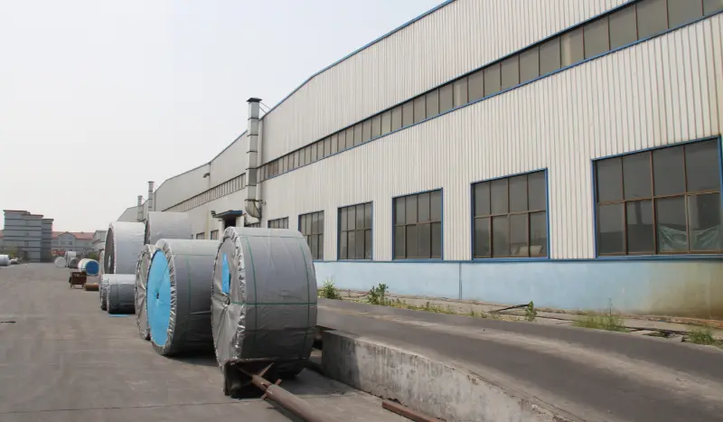 Kaj je industrijski transportni gumijasti trak